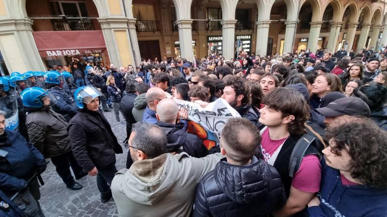 Università. Scontri a Bologna tra collettivi e polizia all’inaugurazione dell’anno accademico VIDEO GALLERY Università. Scontri a Bologna tra collettivi e polizia all’inaugurazione dell’anno accademico VIDEO GALLERY