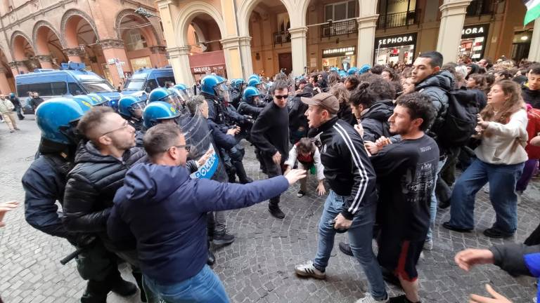Università. Scontri a Bologna tra collettivi e polizia all’inaugurazione dell’anno accademico VIDEO GALLERY Università. Scontri a Bologna tra collettivi e polizia all’inaugurazione dell’anno accademico VIDEO GALLERY