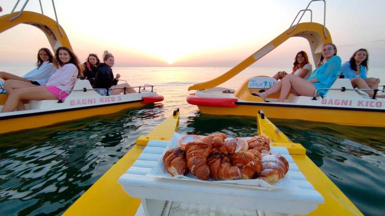 Rimini, la colazione all’alba in pedalò: l’idea del Bagno Giorgio Rimini, la colazione all’alba in pedalò: l’idea del Bagno Giorgio