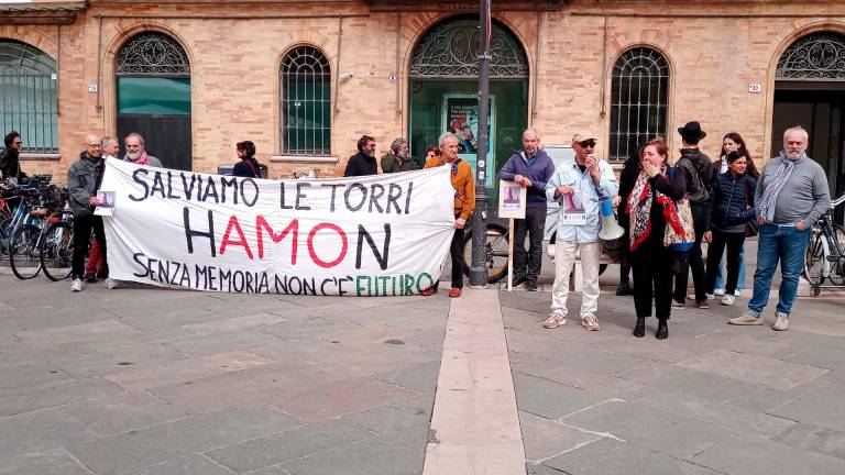 Ravenna, presidio per le torri Hamon: “Se sono solo oggetti, allora abbattiamo anche San Vitale” VIDEO Ravenna, presidio per le torri Hamon: “Se sono solo oggetti, allora abbattiamo anche San Vitale” VIDEO