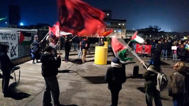 Protesta al porto di Ravenna contro il passaggio della nave che “trasporta armi per Israele. L’Italia non sia complice” Protesta al porto di Ravenna contro il passaggio della nave che “trasporta armi per Israele. L’Italia non sia complice”