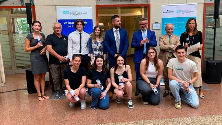 Il gruppo dei dieci studenti premiati dal Banco Bpm Il gruppo dei dieci studenti premiati dal Banco Bpm
