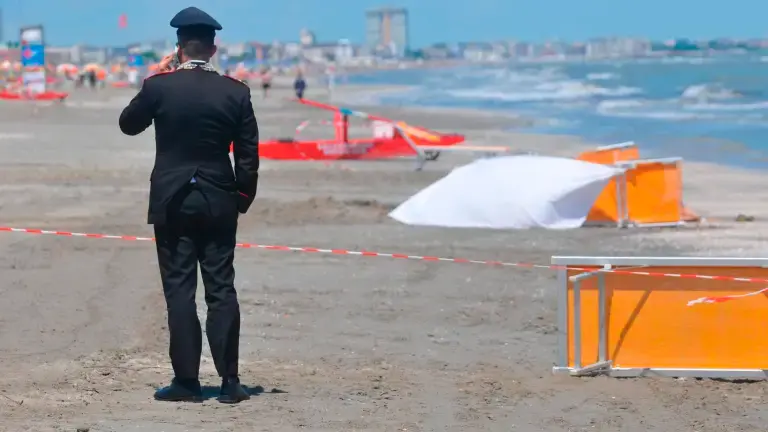 Il punto della spiaggia di Pinarella in cui è avvenuta la tragedia (Foto Massimo Fiorentini) Il punto della spiaggia di Pinarella in cui è avvenuta la tragedia (Foto Massimo Fiorentini)