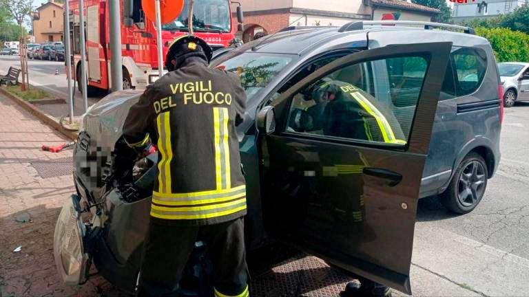 Meldola, incidente: morto l’uomo che era finito con l’auto contro un muro