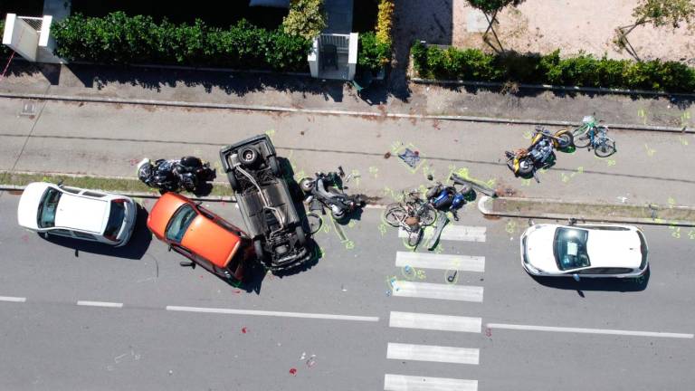 L’incidente di Cesenatico in zona mercato: l’immagine dall’alto è impressionante L’incidente di Cesenatico in zona mercato: l’immagine dall’alto è impressionante