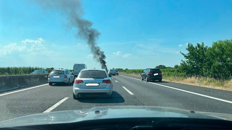 Auto in fiamme in A14, tra Forlì e Faenza: file e traffico a singhiozzo in corsia nord Auto in fiamme in A14, tra Forlì e Faenza: file e traffico a singhiozzo in corsia nord