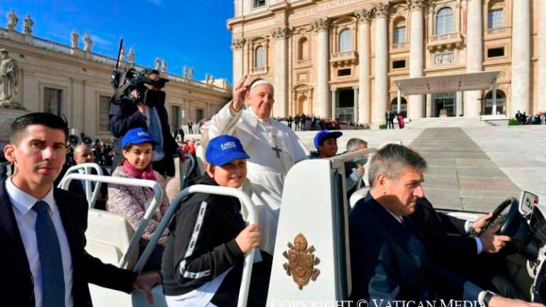 Alcuni dei bimbi della Karis sulla papamobile con Francesco Alcuni dei bimbi della Karis sulla papamobile con Francesco