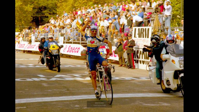 Il vittorioso, grintoso e solitario arrivo di Davide Cassani sul traguardo di Lugo nel Giro di Romagna 1995 Il vittorioso, grintoso e solitario arrivo di Davide Cassani sul traguardo di Lugo nel Giro di Romagna 1995