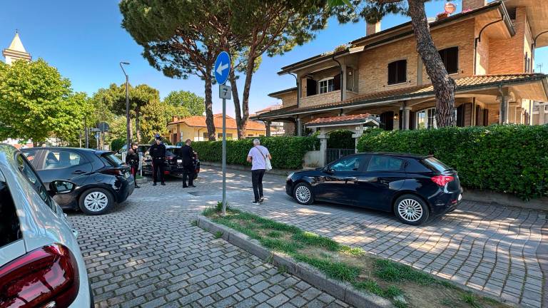 Cesenatico, spari per fermare un ladro che aveva ferito un carabiniere: colpiti il malvivente e la proprietaria della casa VIDEOGALLERY Cesenatico, spari per fermare un ladro che aveva ferito un carabiniere: colpiti il malvivente e la proprietaria della casa VIDEOGALLERY