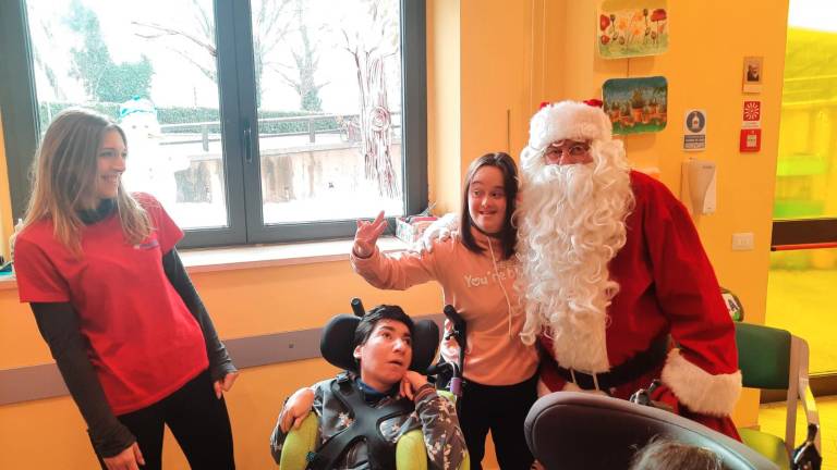 Davide Marchetti con alcuni ragazzi disabili ai quali ha portato i doni di Natale Davide Marchetti con alcuni ragazzi disabili ai quali ha portato i doni di Natale