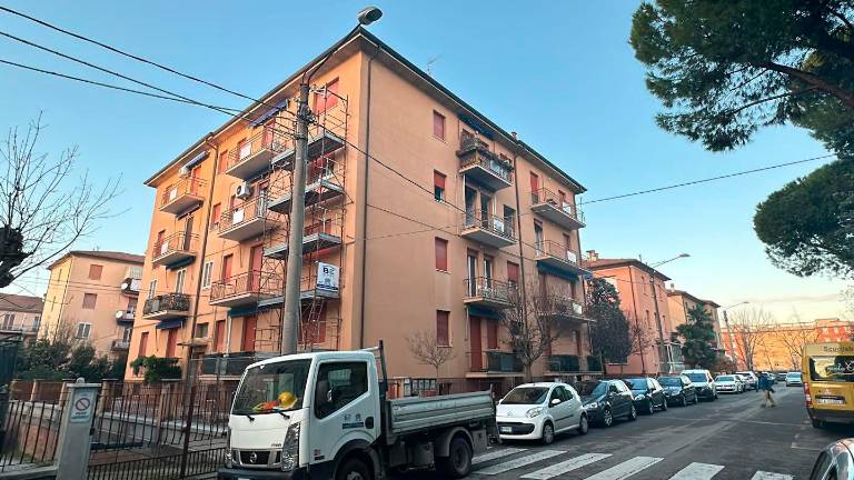 Le impalcature montate da ieri nel condominio di via Gioberti coinvolto venerdì scorso nell’esplosione FOTO MMPH Le impalcature montate da ieri nel condominio di via Gioberti coinvolto venerdì scorso nell’esplosione FOTO MMPH