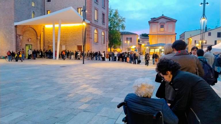 La fila davanti a Palazzo del Ridotto, per Vera Gheno La fila davanti a Palazzo del Ridotto, per Vera Gheno