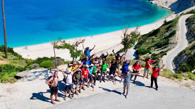 I podoeroi davanti alla spiaggia di Myrtos a Cefalonia (Foto di Alberto Gerini) I podoeroi davanti alla spiaggia di Myrtos a Cefalonia (Foto di Alberto Gerini)