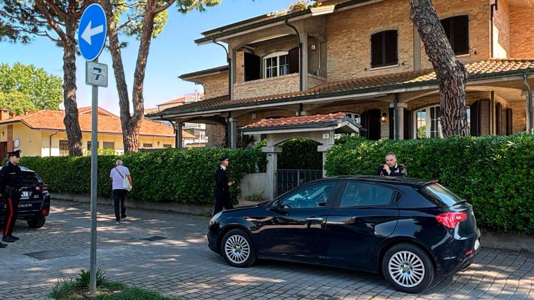 Cesenatico, spari per fermare un ladro che aveva ferito un carabiniere: colpiti il malvivente e la proprietaria della casa VIDEOGALLERY Cesenatico, spari per fermare un ladro che aveva ferito un carabiniere: colpiti il malvivente e la proprietaria della casa VIDEOGALLERY