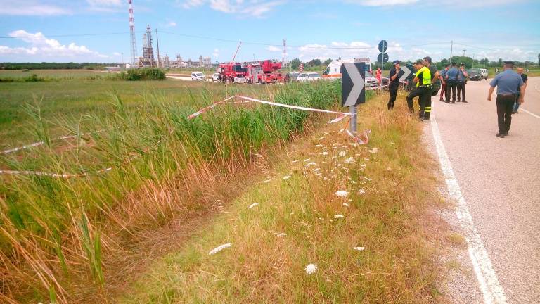 Le forze dell’ordine sul luogo dell’incidente (foto Fiorentini) Le forze dell’ordine sul luogo dell’incidente (foto Fiorentini)
