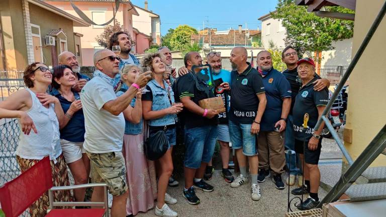 Tra Cesena e Resana l’amicizia nata nell’alluvione rinsaldata in sella alla Vespa Tra Cesena e Resana l’amicizia nata nell’alluvione rinsaldata in sella alla Vespa