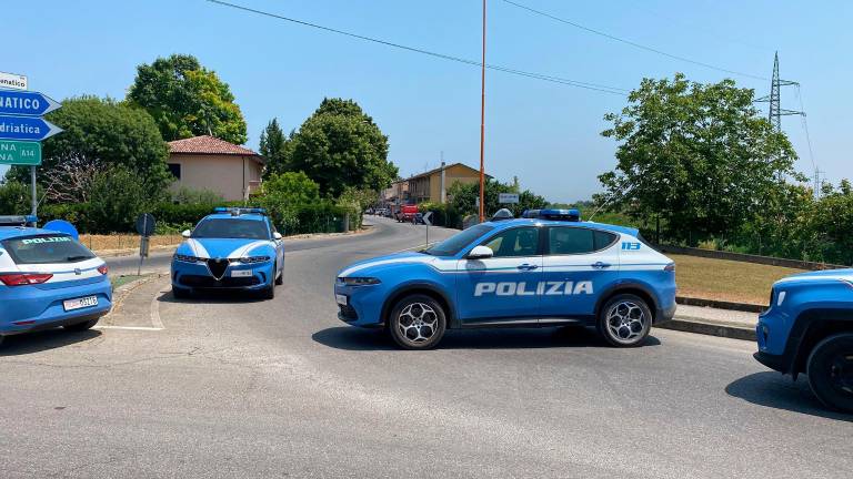 Cesena, sale sul tetto e minaccia di lanciare coppi alle auto: via Cesenatico chiusa a Macerone VIDEO GALLERY Cesena, sale sul tetto e minaccia di lanciare coppi alle auto: via Cesenatico chiusa a Macerone VIDEO GALLERY