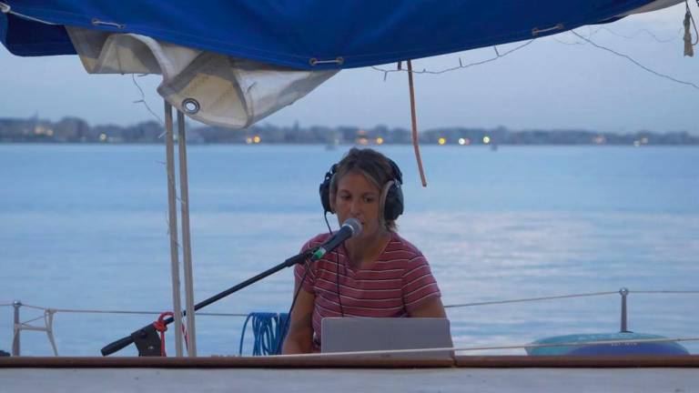 Musica, storie e tradizione in barca: l’idea di Sara del carillon navigante