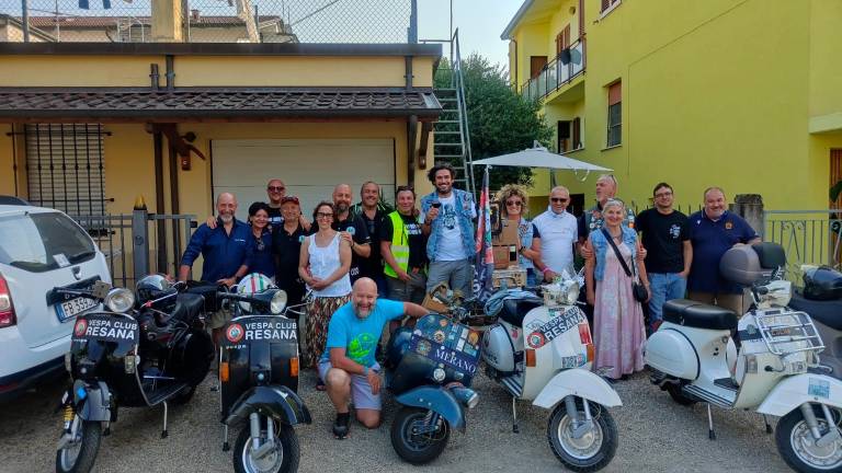 Tra Cesena e Resana l’amicizia nata nell’alluvione rinsaldata in sella alla Vespa Tra Cesena e Resana l’amicizia nata nell’alluvione rinsaldata in sella alla Vespa