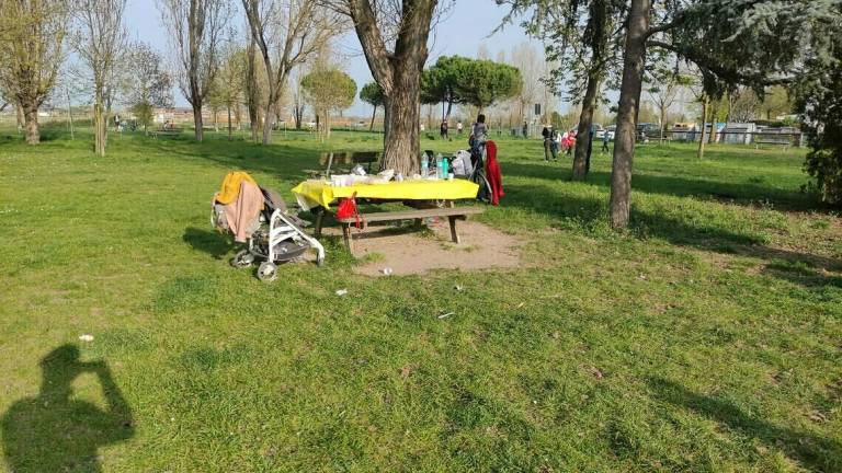 Ravenna, tavola imbandita al parco. Due multe da 400 euro Ravenna, tavola imbandita al parco. Due multe da 400 euro