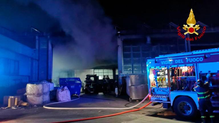 Incendio a Savignano in un centro di raccolta rifiuti, maxi intervento dei vigili del fuoco Incendio a Savignano in un centro di raccolta rifiuti, maxi intervento dei vigili del fuoco