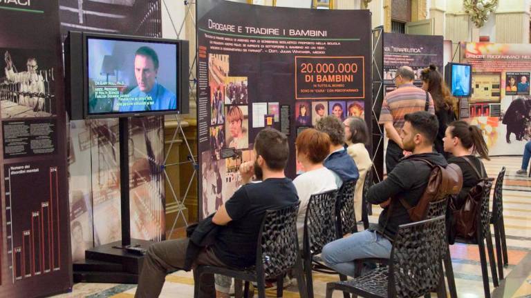 Ravenna, “Psichiatria e diritti umani”: l’esposizione al mercato coperto Ravenna, “Psichiatria e diritti umani”: l’esposizione al mercato coperto