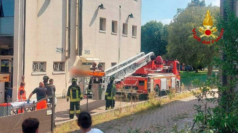 Forlì, cade in casa e non riesce ad uscire: intervengono i Vigili del Fuoco Forlì, cade in casa e non riesce ad uscire: intervengono i Vigili del Fuoco