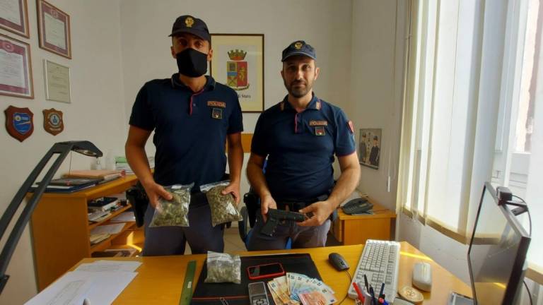 Forlì, un odore strano dall'androne del condominio lo incastra: 22enne arrestato per spaccio Forlì, un odore strano dall'androne del condominio lo incastra: 22enne arrestato per spaccio