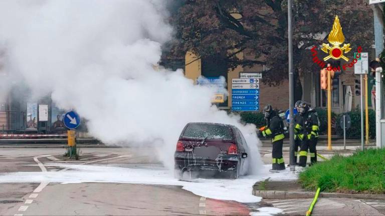 Forlì, incendio di un’auto, intervento dei Vigili del Fuoco in via Placucci VIDEO Forlì, incendio di un’auto, intervento dei Vigili del Fuoco in via Placucci VIDEO