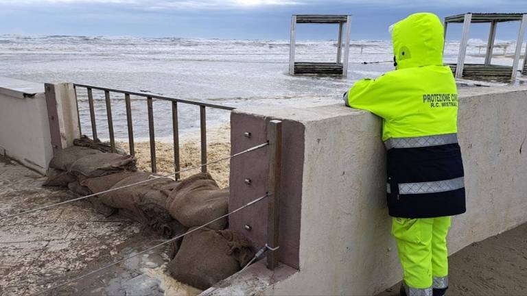 A Ravenna e Cervia vietato l'accesso a spiagge e moli, vietati gli sport acquatici A Ravenna e Cervia vietato l'accesso a spiagge e moli, vietati gli sport acquatici