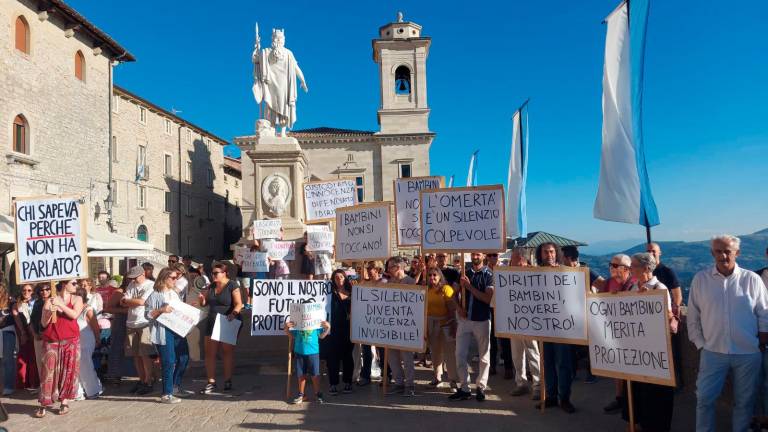 Condannato per molestie ai bambini, a San Marino i genitori in piazza per chiedere più tutele per i minori Condannato per molestie ai bambini, a San Marino i genitori in piazza per chiedere più tutele per i minori