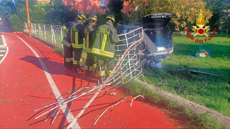 Cesena, incidente: esce di strada con l’auto e piega una cancellata ostruendo la ciclabile Cesena, incidente: esce di strada con l’auto e piega una cancellata ostruendo la ciclabile