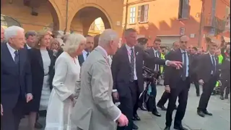 Ravenna, bagno di folla per Carlo III, Camilla e Mattarella all’uscita del palazzo comunale VIDEO Ravenna, bagno di folla per Carlo III, Camilla e Mattarella all’uscita del palazzo comunale VIDEO