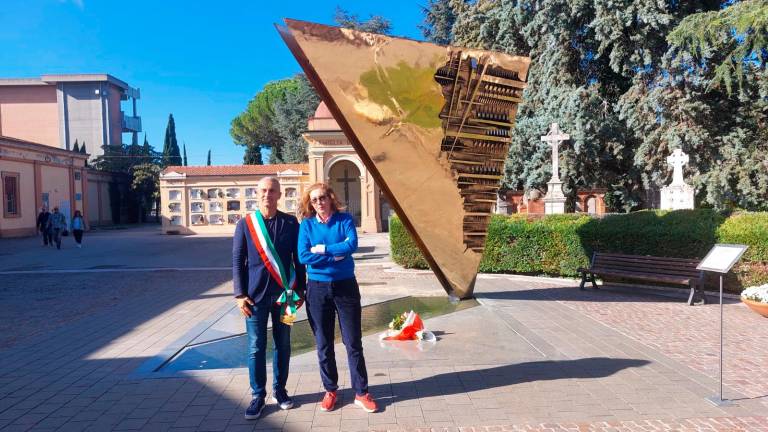 Il sindaco di Rimini, Jamil Sadegholvaad e la nipote del regista Francesca Fabbri Fellini Il sindaco di Rimini, Jamil Sadegholvaad e la nipote del regista Francesca Fabbri Fellini