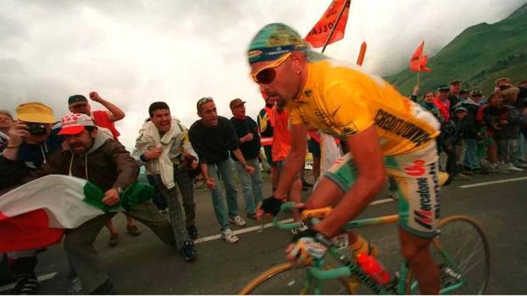 Marco Pantani in maglia gialla al Tour de France Marco Pantani in maglia gialla al Tour de France