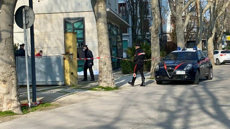 Cesenatico, morte violenta: si indaga sulla pista del suicidio Cesenatico, morte violenta: si indaga sulla pista del suicidio
