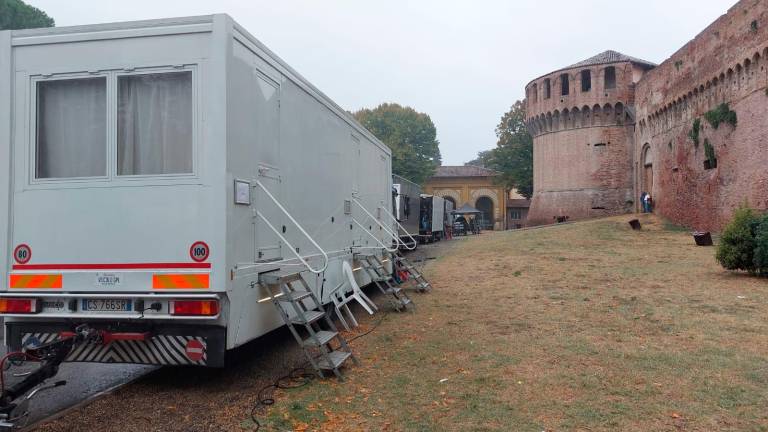 Imola. La rocca sforzesca diventa il set per il film “Ma chi ti conosce” Imola. La rocca sforzesca diventa il set per il film “Ma chi ti conosce”