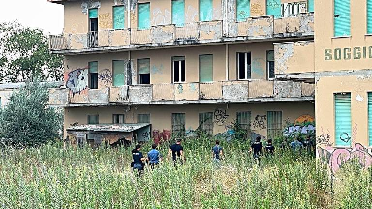 Cesenatico, grida d’aiuto dalla colonia abbandonata: blitz compatto delle forze dell’ordine Cesenatico, grida d’aiuto dalla colonia abbandonata: blitz compatto delle forze dell’ordine