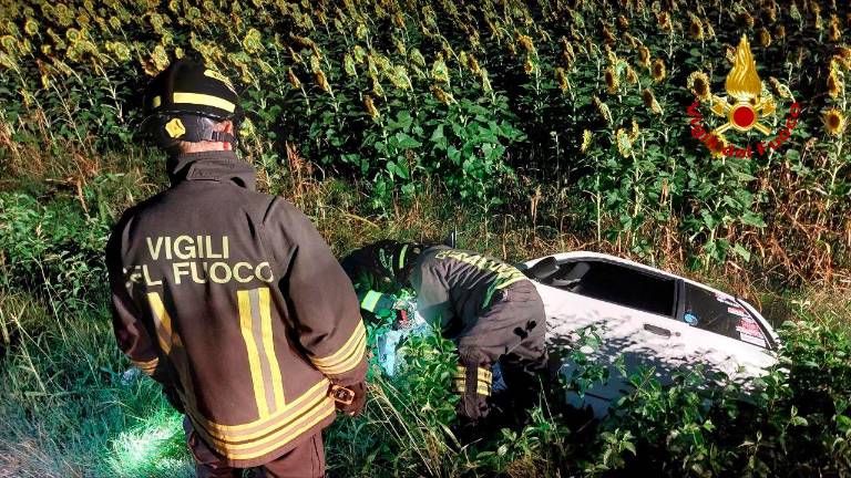 Forlì, incidente nella notte: auto fuori strada, intervengono i Vigili del Fuoco Forlì, incidente nella notte: auto fuori strada, intervengono i Vigili del Fuoco