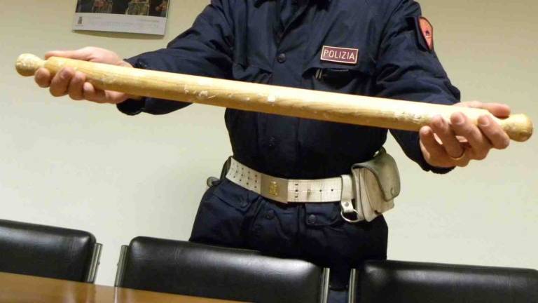 Aggredisce moglie col mattarello, arrestato marito violento a Rimini Aggredisce moglie col mattarello, arrestato marito violento a Rimini