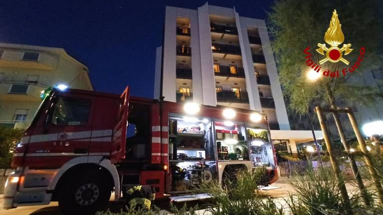 Rimini. Incendio, evacuato hotel in piena notte a Torre Pedrera Rimini. Incendio, evacuato hotel in piena notte a Torre Pedrera