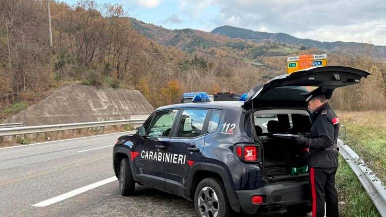 Carabinieri lungo la E45 in un posto di controllo Carabinieri lungo la E45 in un posto di controllo