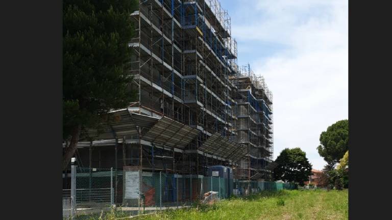 Rimini, muore operaio precipitando da un cantiere Rimini, muore operaio precipitando da un cantiere