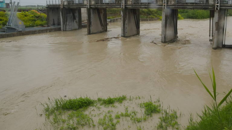 La piena del Ronco provoca una frana vicino alla chiusa di San Bartolo La piena del Ronco provoca una frana vicino alla chiusa di San Bartolo