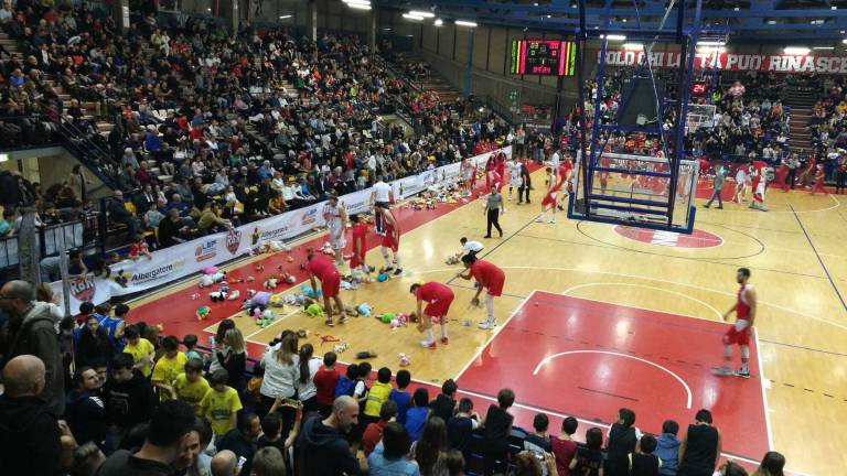 Rimini, pioggia di peluche in campo per beneficenza VIDEO Rimini, pioggia di peluche in campo per beneficenza VIDEO