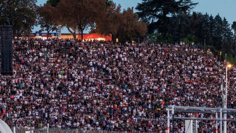 Il concerto evento di Imola. Max Pezzali fa cantare agli 85mila fan una sua hit: «Vi ascolto, un concerto con così tanta gente non mi ricapita più» Il concerto evento di Imola. Max Pezzali fa cantare agli 85mila fan una sua hit: «Vi ascolto, un concerto con così tanta gente non mi ricapita più»