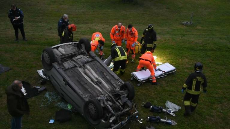 Rimini, miracolato, si ribalta con l'auto in un giardino: le immagini del salvataggio VIDEO Rimini, miracolato, si ribalta con l'auto in un giardino: le immagini del salvataggio VIDEO
