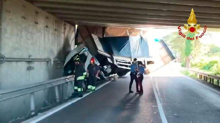 Forlì, incidente: il camion è troppo alto e si schianta sul cavalcavia dell’autostrada, autista ferito VIDEO Forlì, incidente: il camion è troppo alto e si schianta sul cavalcavia dell’autostrada, autista ferito VIDEO