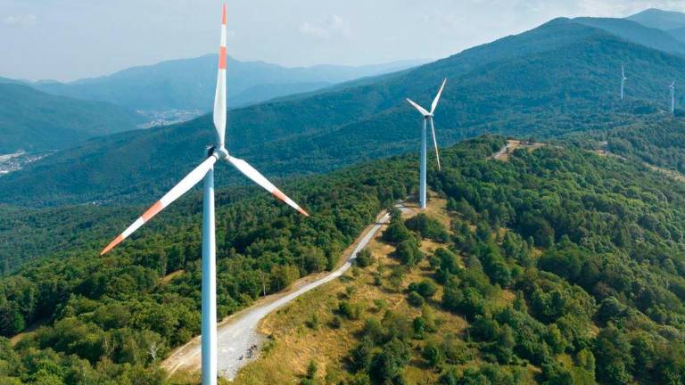 Pale eoliche in una zona montana Pale eoliche in una zona montana
