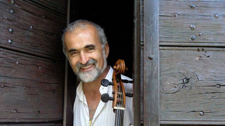 Il green pass è un ricatto, non suono più: il violoncellista Mauro Valli se ne va tra le proteste Il green pass è un ricatto, non suono più: il violoncellista Mauro Valli se ne va tra le proteste